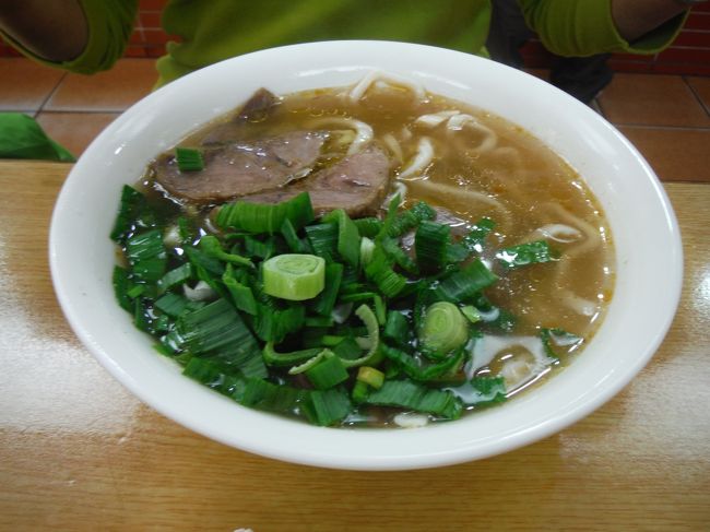 母が注文した清燉牛肉麺も美味しそう☆<br /><br />今回の旅行中で一番美味しかった食べ物と母が言っています(^-^)