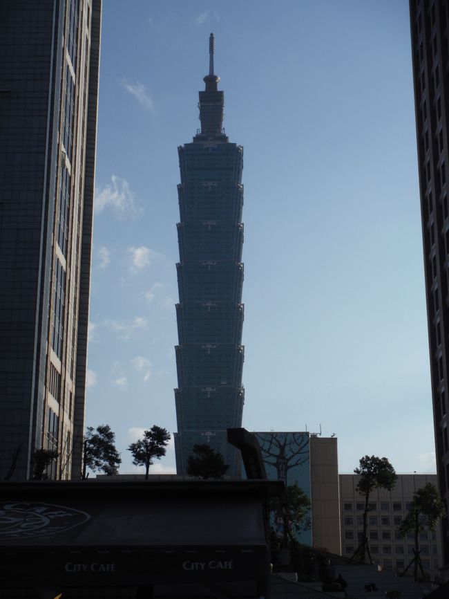 牛肉麺を満喫した後はMRTで市政府エリアに☆<br /><br />１０１も良く見えますね(^-^)