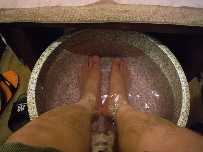 まずは足湯から☆<br /><br />はぁ〜、気持ちエエなぁ・・・。