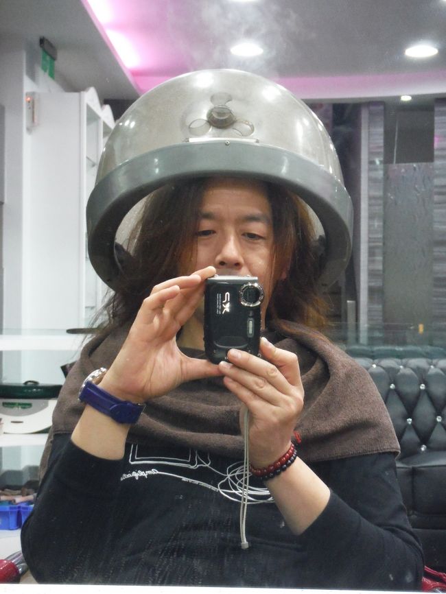 まずはスチーマーで毛穴を開かせます☆<br /><br />毛穴が十分開いたらシャンプー開始ですね。