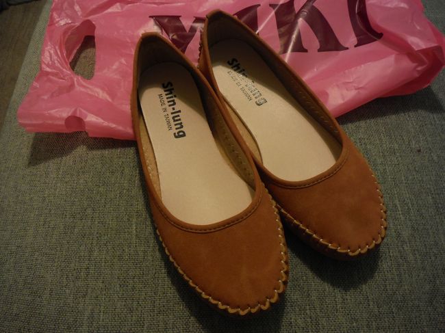 同じく地下街で嫁が購入したパンプス☆<br /><br />２００元って、安すぎない？