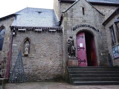 《サンピエール教会》
洞窟の中に堀られた教会
教会前には聖天使ミカエルのお告げを受けてフランスを勝利に導いたジャンヌダルクの像がある
