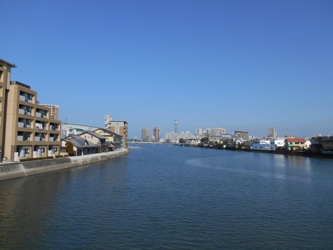 地下鉄室見駅1番出口を出て真っすぐ歩くと橋から福岡タワーが見えました。<br />