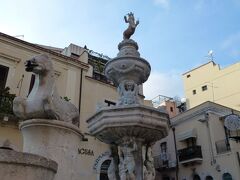 この噴水の一番上にはタオルミーナの町のシンボル「女性のケンタウロスの像」があり、町の紋章に使われています。