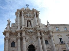 ドゥオーモ　Duomo di Siracusa

シラクーサのドゥオーモは、守護聖女の聖ルチアに捧げらています。もとは紀元前480年のヒメラの戦いで勝利したシラクーサが、カルタゴの賠償金で建てたアテナ神殿で、ビザンチン時代に教会に改築されています。

現在のバロック様式のファザードは、1693年の大地震後、アンドレア・パルマの設計で再建されたものです。