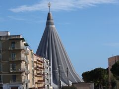 12:15　涙の聖母教会　Santuario Madonna delle lacrime

1953年8月石膏の聖母像の目と心臓から涙が流れ出した奇跡を記念して1990年に完成しました。愛称「マドンリーナ」。