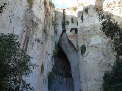 ディオニソスの耳　Orecchio di Dionisio

ギリシャ時代に石を切り出した後に出来た奥行き65m、高さ23mの洞窟です。形が細長い耳に似ていることから、1608年にここを訪れた画家のカラヴァッジョがと名付けました。

音が響く構造から、猜疑心の強いシラクーサの支配者ディオニソス（前405〜367）が、政敵を閉じ込め話を盗み聞きしたという伝説があります。