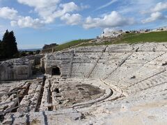 ギリシャ劇場 Teatro Greco

紀元前5世紀に作られたもので、1万5,000人の観客を収容するシチリアで一番大きな円形劇場。観客用座席の段々は石を積み重ねたのではなく、巨大な自然石を削って作られたものだそうです。