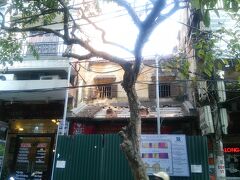 せっかく旧市街まで来たので、ガイドさんに「マーマイの家」が見たいと言うと、ちょっとわからない様子…。
マーマイ（MaMay）というのは通りの名前で、人の名前ではなかったようです（マーマイさんが住んでいた家なのかと思っていました）。
マーマイ通りにある古い家、でわかってもらえました。
近づいてみると、なんだか様子がおかしい！
入口が封鎖されていて、中には入れません。