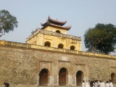 タンロン遺跡は思ったより広く、駐車場から結構歩きました。
遺跡の入口に当たる端門が見えてきました。入場料は30,000VND。
なにやら門の前に人だかりが…