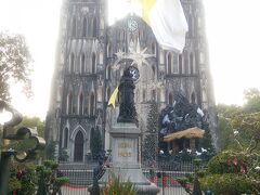 タンロン遺跡からタクシーで移動して、次は大教会です。
中には入れませんでした。