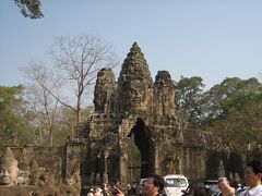 アンコール・トムは、アンコール・ワットの北に位置し、12世紀後半、ジャヤーヴァルマン7世により建設されたといわれています。

総延長12kmにもおよぶ環濠と城壁に囲まれています。