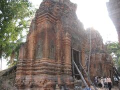 「ロレイ」9世紀末に建設されたヒンドゥー教の寺院です。ロリュオス遺跡群の中では一番新しくつくられたそうです。