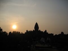 最後はロリュオス遺跡群最大の寺院「バコン」の遺跡へ。長い参道の向うに美しい遺跡のシルエットが見えてきました。