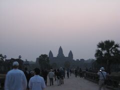 朝もやにけむるアンコール・ワット。

アンコールはサンスクリット語で王都、ワットはクメール語で寺院を意味します。クメール建築の傑作と称えられ、カンボジア国旗の中央にも同国の象徴として描かれています。