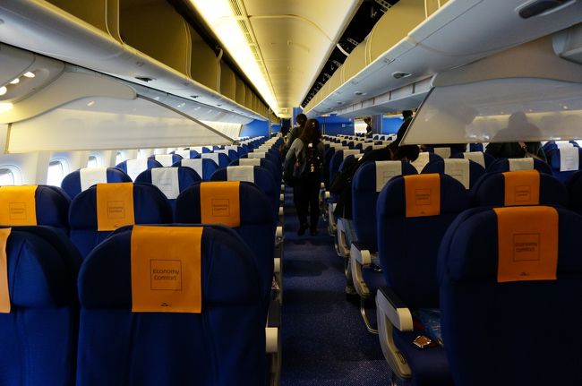 シーズンオフのせいか<br />機内は空いてました。<br />3シート使用でき超ラッキー！！