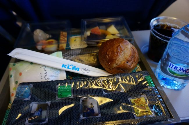初めてのKLM機内食<br />パッケージは有名な絵画のプリントがされてる<br />テンション上がります〜♪
