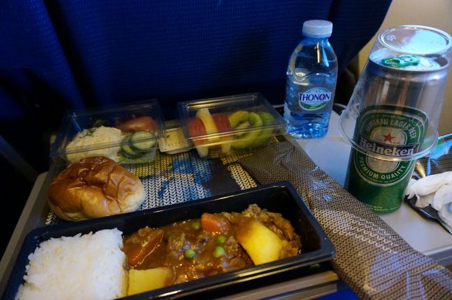 2回目の機内食は<br />「カレー」でした。<br />もちろんビールはハイネケン！！