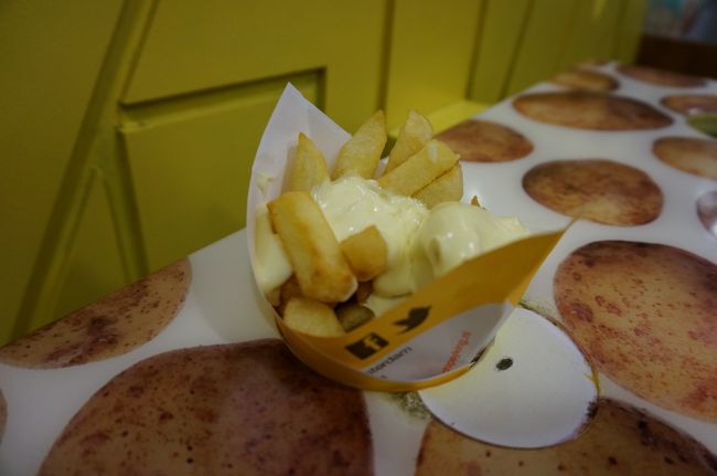 ベルギー発の「フリッツ｣アムスにも沢山お店がありました。<br />スモールサイズで2.4ユーロ<br />スタンダードのマヨネーズで<br />美味しい〜<br />