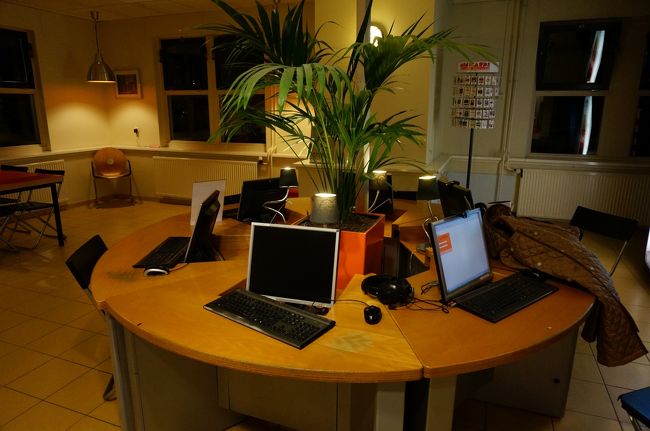 ２日間の宿泊はフォンデル公園横の「パルクユースホステル」<br />中央駅からトラムで10分くらいの所でした。<br />トラム1時間乗り降り自由2.5ユーロ<br />　　　24時間乗り降り自由7.50ユーロ