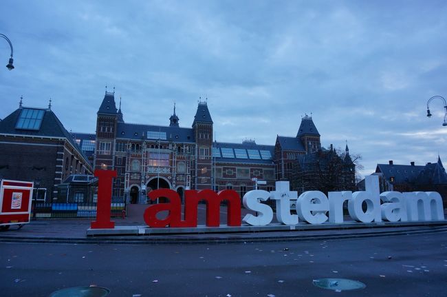 ２日目の朝<br />9：00オープンと同時に<br />アムステルダム国立美術館へ<br />チケットはユースで買っていたので<br />専用レーンで<br />待たずに入れました。