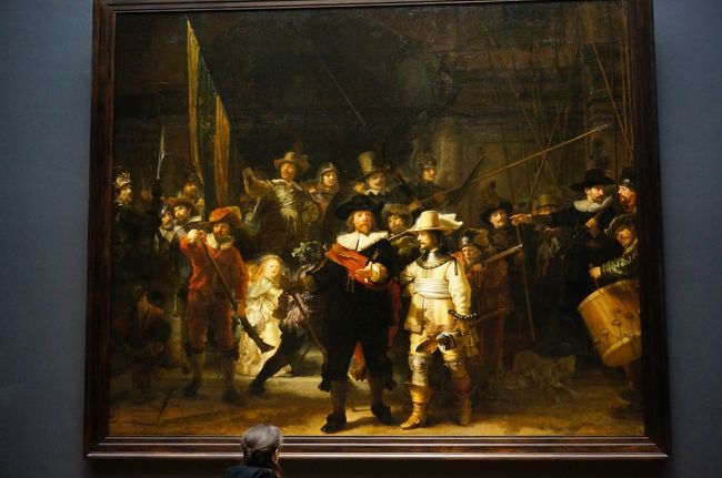 ２階にあるエントランスホールへ<br />入って正面奥にドーンと<br />レンブラントの「夜警」<br />圧巻でした。壁一面ほどの大きさ