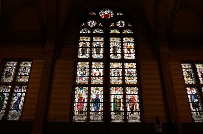 エントランスホールのステンドグラス