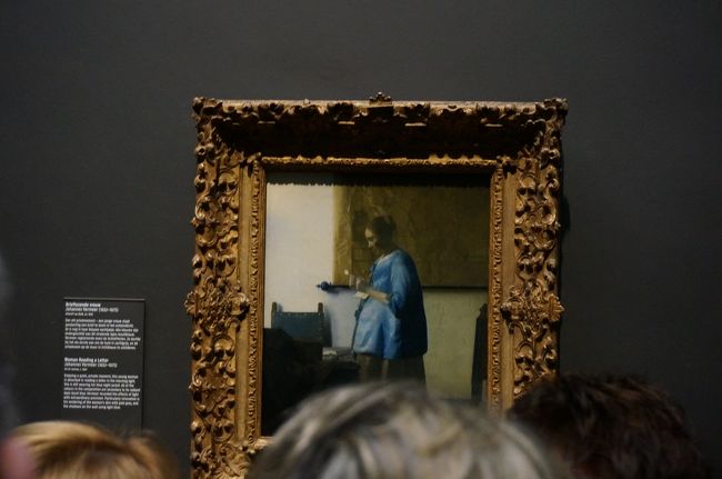 「手紙を読む青衣の女」