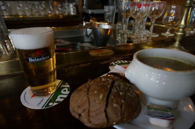 ビール、ブレッド付スープ　7.40ユーロ