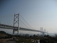瀬戸大橋を渡って本州に戻ります。

瀬戸大橋は瀬戸内海をまたいで岡山県倉敷市と香川県坂出市を結ぶ、道路と鉄道の併用ルートです。道路37.3km、鉄道32.4kmで、海峡部9.4kmに架かる６橋を総称して瀬戸大橋と呼びます。