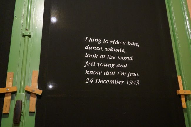 日記に書かれている文章が窓に・・<br /><br /><br /><br /><br /><br />「いつか戦争が終わって、単なるユダヤ人ではなく<br />１個の人間となれる日が来るはずです！｣と信じて・・・<br />