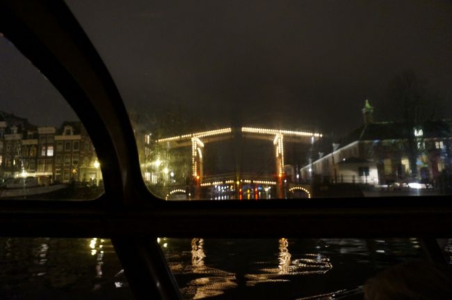 市内の主な運河とアムステルダム港を１周します。