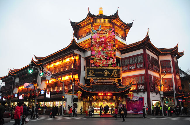 ここの角のランタン、実は毎年楽しみにしてるのです。なんか可愛いから♪