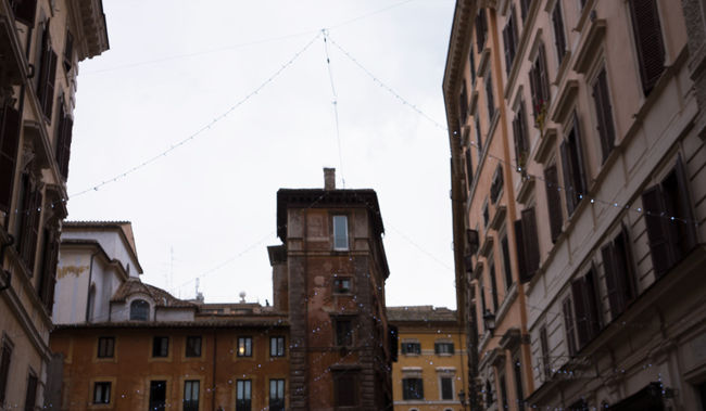 雨が降りそうです。街はオレンジ。