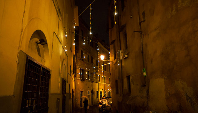 裏街のさりげない厳かなイルミネーション。