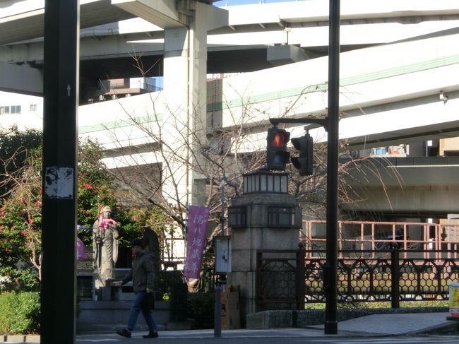 徒歩２分くらいで右手側に橋・正面は行き止まりの場所に付きます。<br />ここを左に曲がりあがっていきます。