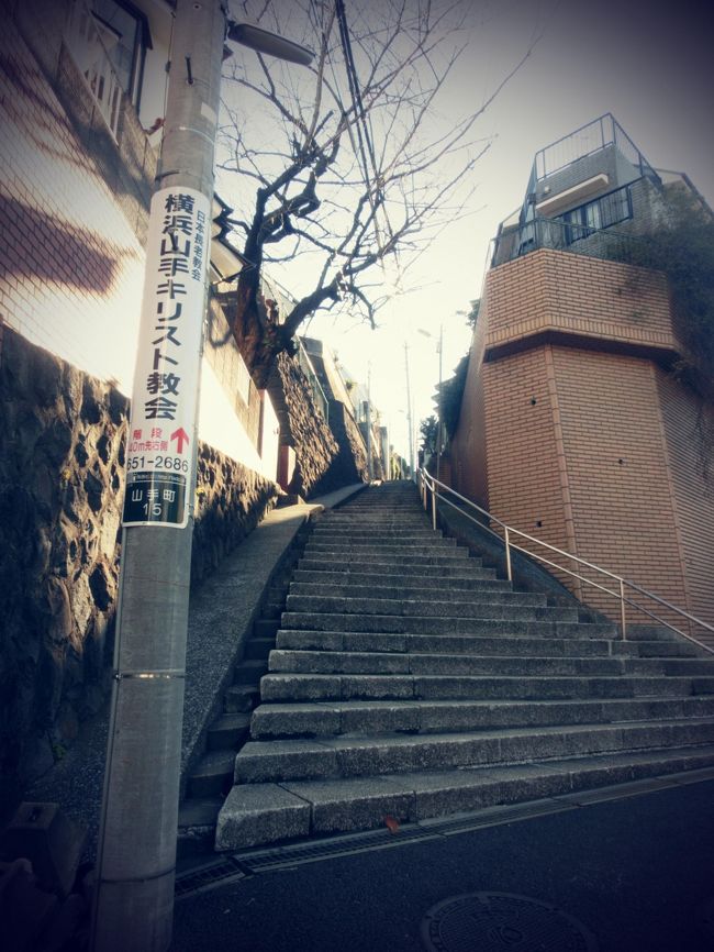 おそらく本来はそのまま直進していくと、左に曲がる標識があるはずです。<br />ただいつも寄り道しまくるコンビ<br />この標識＆階段に惹かれて登ってしまいました。<br />