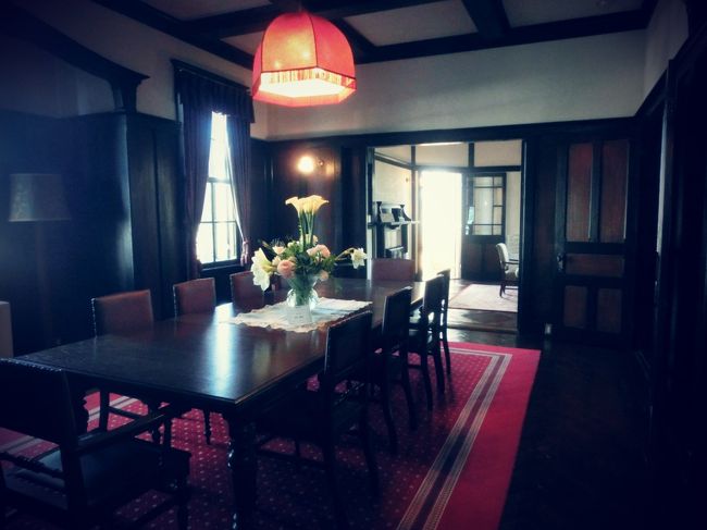 昔のアメリカのような重厚な雰囲気<br />あとは詳しい建築や歴史は分かりませんので写真をお楽しみください<br /><br />一応公式ＨＰから外交官の家の説明を…<br />外交官の家は、ニューヨーク総領事やトルコ特命全権大使などをつとめた明治政府の外交官内田定槌氏の邸宅として、東京渋谷の南平台に明治43(1910)年に建てられました。 設計者はアメリカ人で立教学校の教師として来日、その後建築家として活躍したJ.M.ガーディナーです。建物は木造2階建てで塔屋がつき、天然スレート葺きの屋根、下見板張りの外壁で、華やかな装飾が特徴のアメリカン・ヴィクトリアンの影響を色濃く残しています。室内は1階に食堂や大小の客間など重厚な部屋が、2階には寝室や書斎など生活感あふれる部屋が並んでいます。これらの部屋の家具や装飾にはアール・ヌーボー風の意匠とともに、アーツ・アンド・クラフツ(19世紀イギリスで展開された美術工芸の改革運動)のアメリカにおける影響も見られます。 平成9(1997)年に横浜市は、内田定槌氏の孫にあたる宮入氏からこの館の寄贈を受け、山手イタリア山庭園に移築復元し、一般公開しました。そして同年、国の重要文化財に指定されました。室内は家具や調度類が再現され、当時の外交官の暮らしを体験できるようになっています。各展示室では、建物の特徴やガーディナーの作品、外交官の暮らし等についての資料を展示しています。また、付属棟には、喫茶スペースが設けられています。