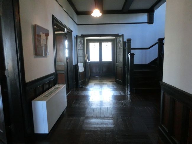 今は入る場所が違いますが、本来ここが正面玄関ですね。<br />玄関を入ってすぐ左手にお供の間があります