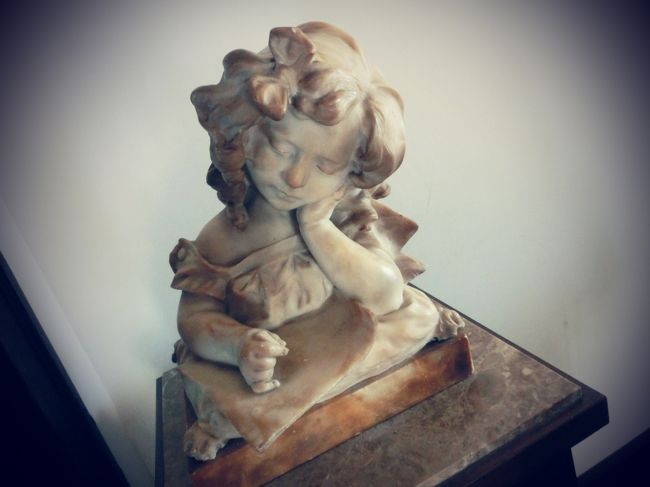 玄関にあった少女の置物