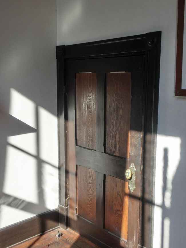 お供の控えの間に小さい扉が。<br />何か理由があるのでしょうか？