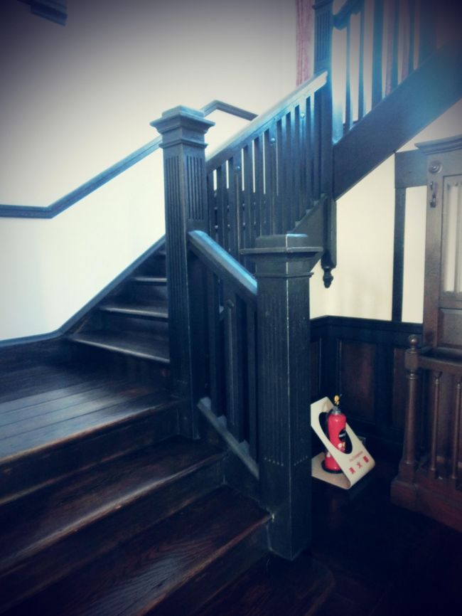 階段も重厚で歴史を感じます(゜-゜)