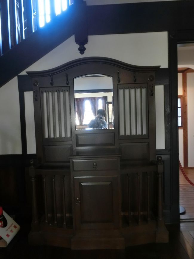 何で階段下に鏡があるんでしょうか？