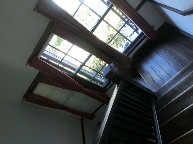 踊り場の窓<br />３つも贅沢。光が差し込んで本当に綺麗