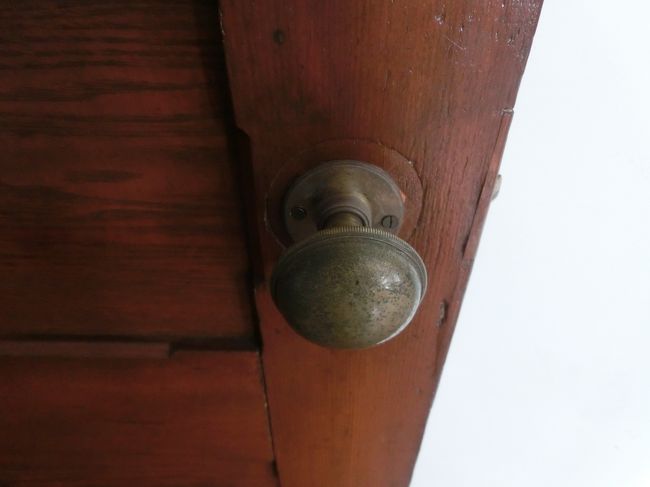 分かりますか？<br />１階のドアノブに比べると装飾があまりないですよね