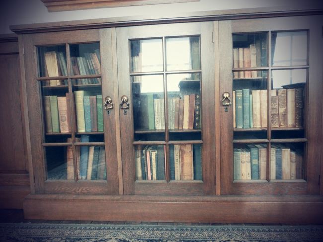 当時をイメージしたのか本物か分かりませんが洋書が並びます