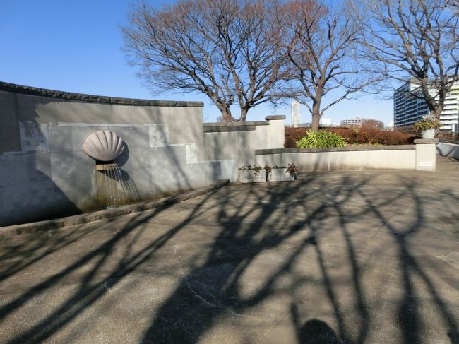 下ると広場に出ます<br />その右手にブラフ１８番館があります