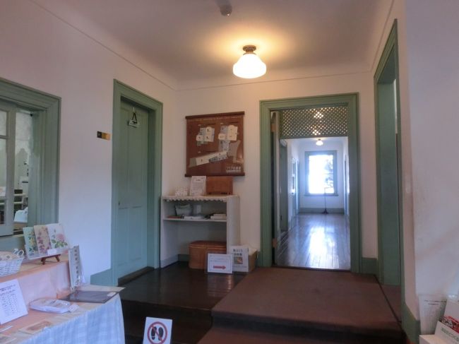 イメージ的には最近流行の北欧テイストなおうちでした。<br />一応公式ＨＰから家の紹介を載せておきます<br /><br />イタリア山庭園の一郭に移築されたブラフ18番館は、関東大震災後に山手町45番地に建てられた外国人住宅です。戦後は天主公教横浜地区(現カトリック横浜司教区)の所有となり、カトリック山手教会の司祭館として平成3(1991)年まで使用されてきました。 建物は木造2階建てです。1、2階とも中廊下型の平面構成で、フランス瓦の屋根、暖炉の煙突、ベイウィンドウ、上げ下げ窓と鎧戸、南側のバルコニーとサンルームなど、震災前の外国人住宅の特徴を残しながら、外壁は震災の経験を生かし、防災を考慮したモルタル吹き付け仕上げとなっています。また、解体時の調査により、震災前に建築された山手45番地住宅の一部が震災による倒壊と火災を免れ、部材として利用されていることが判明しました。 平成3年に横浜市が部材の寄付を受け、山手イタリア山庭園内に移築復元しました。館内は震災復興期(大正末期〜昭和初期)の外国人住宅の暮らしを再現し、元町で製作されていた当時の横浜家具を復元展示し、平成5(1993)年から一般公開されています。また、本館につながる付属棟は、貸し出しスペースとして市民に利用されています。