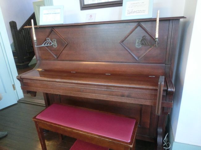 ロウソク立てが変わってます。<br />所でこんなところにロウソクおいて、蝋が下にたれないんでしょうか・