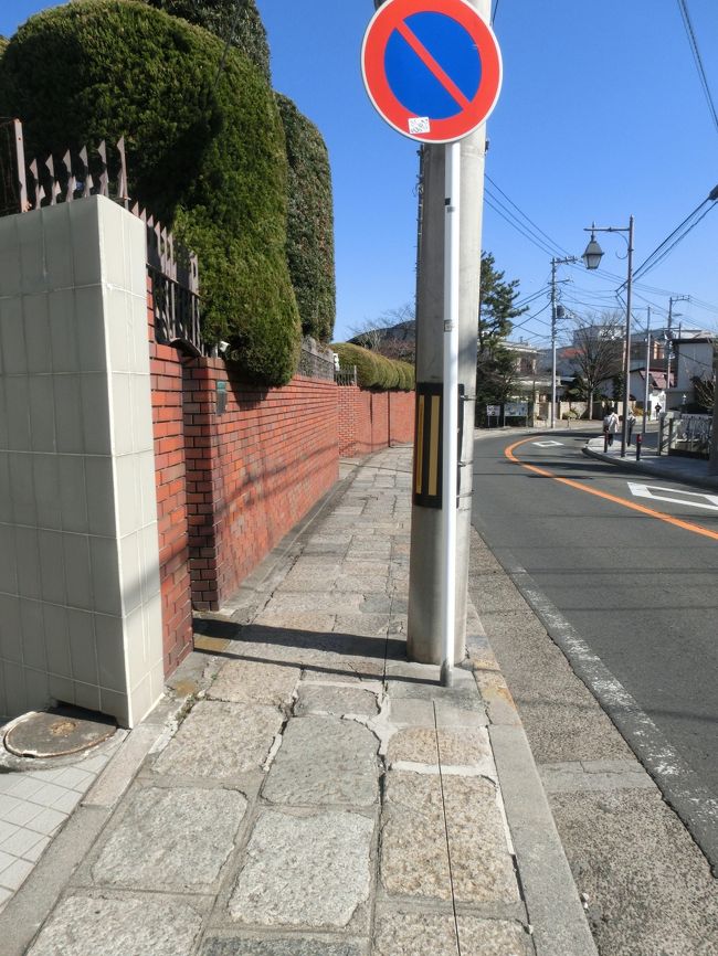 とりあえず外交官の家の門から更に上に上ります。<br />正面は行き止まり、左右に分かれた道に出ますので、そこは左へ。<br />そうするとまたまた、左右に分かれた道があります。<br /><br />ここは標識がありますので山手公園の方に進みましょう。<br />分からなければ突き当たって左へ。坂を下ります。